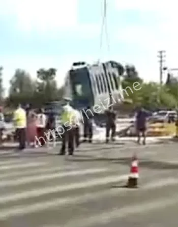 浙江水泥罐车侧翻